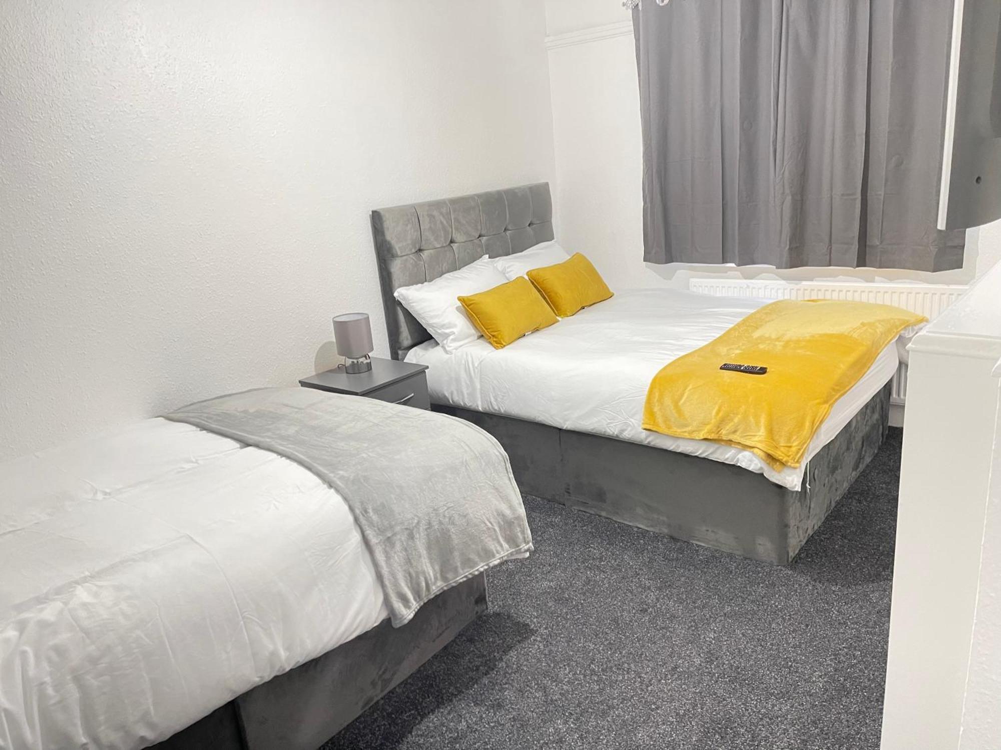 Hometel Digs Hidden Gem Large Comfy Home Can Sleep 15 Braunstone Town Exterior foto